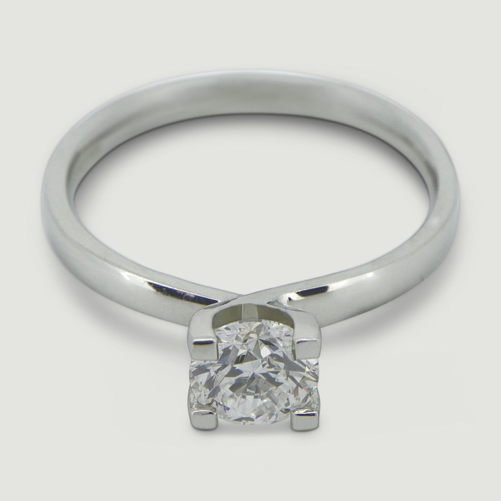 Platinum solitaire diamond ring set with a round brilliant diamond in four claws - view from an angle