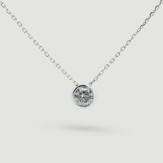 Rub over round diamond pendant sliding on a chain - view from the front